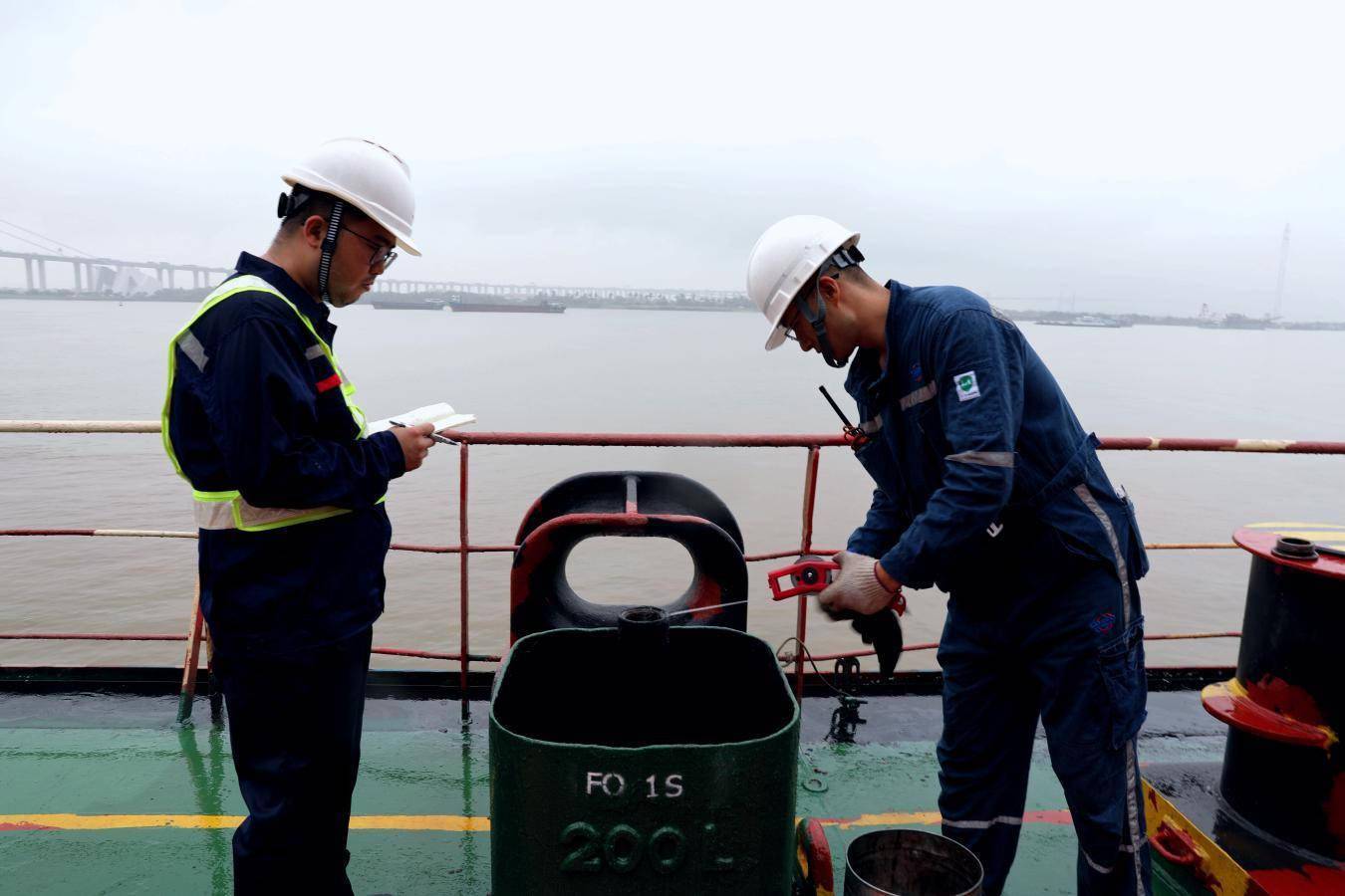 统一,简化供油手续,推动开通更多国际航线,吸引更多国际船舶靠泊加油