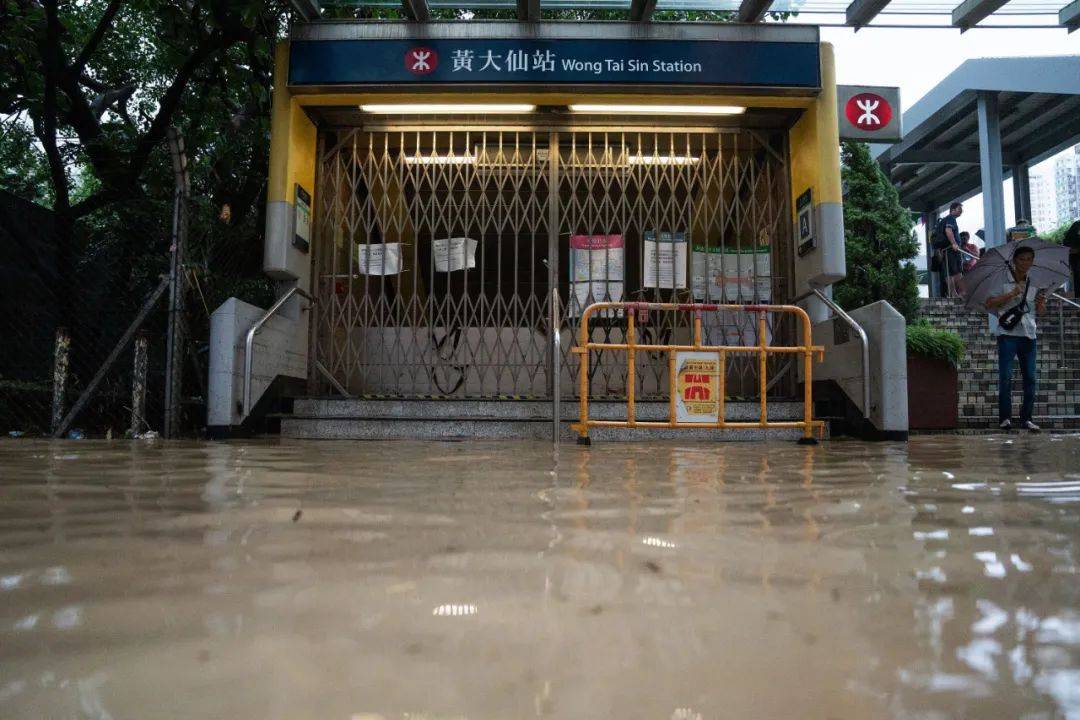 香港黄大仙地铁站外的积水,图据视觉中国洪水淹没了香港一家购物中心