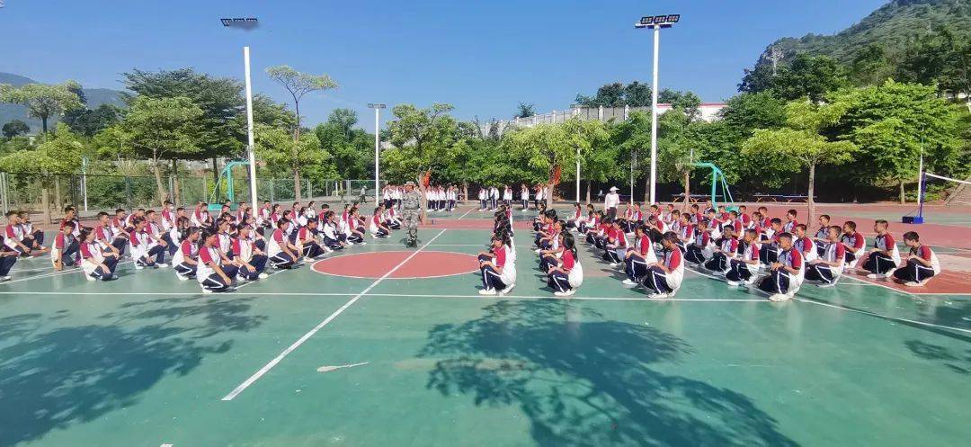 青动态 | 【开学第一课】学军人风采 强自身素质——华坪县中心中学