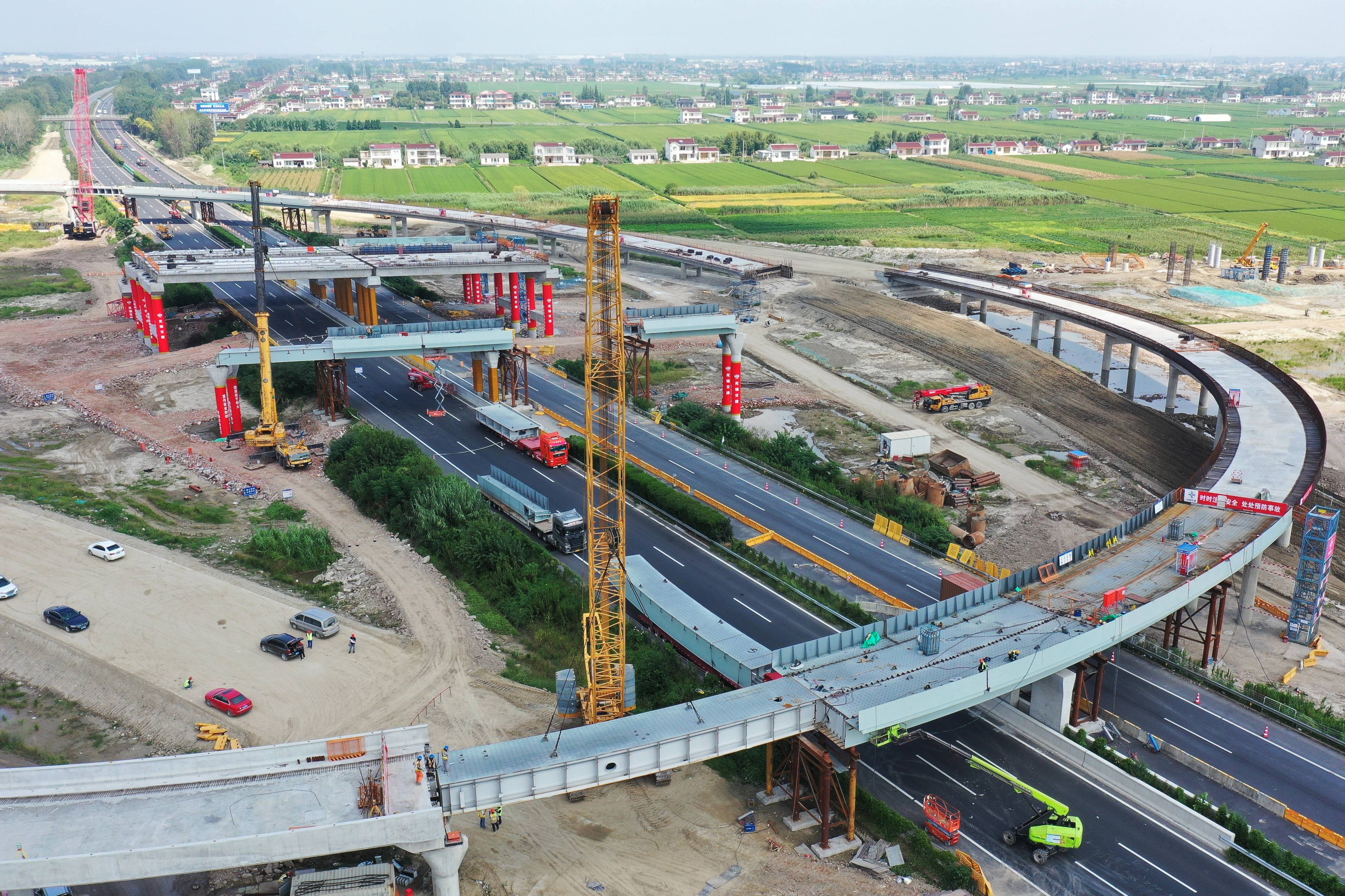 (经济)东兴高速上跨g15沈海高速架梁施工全部完成