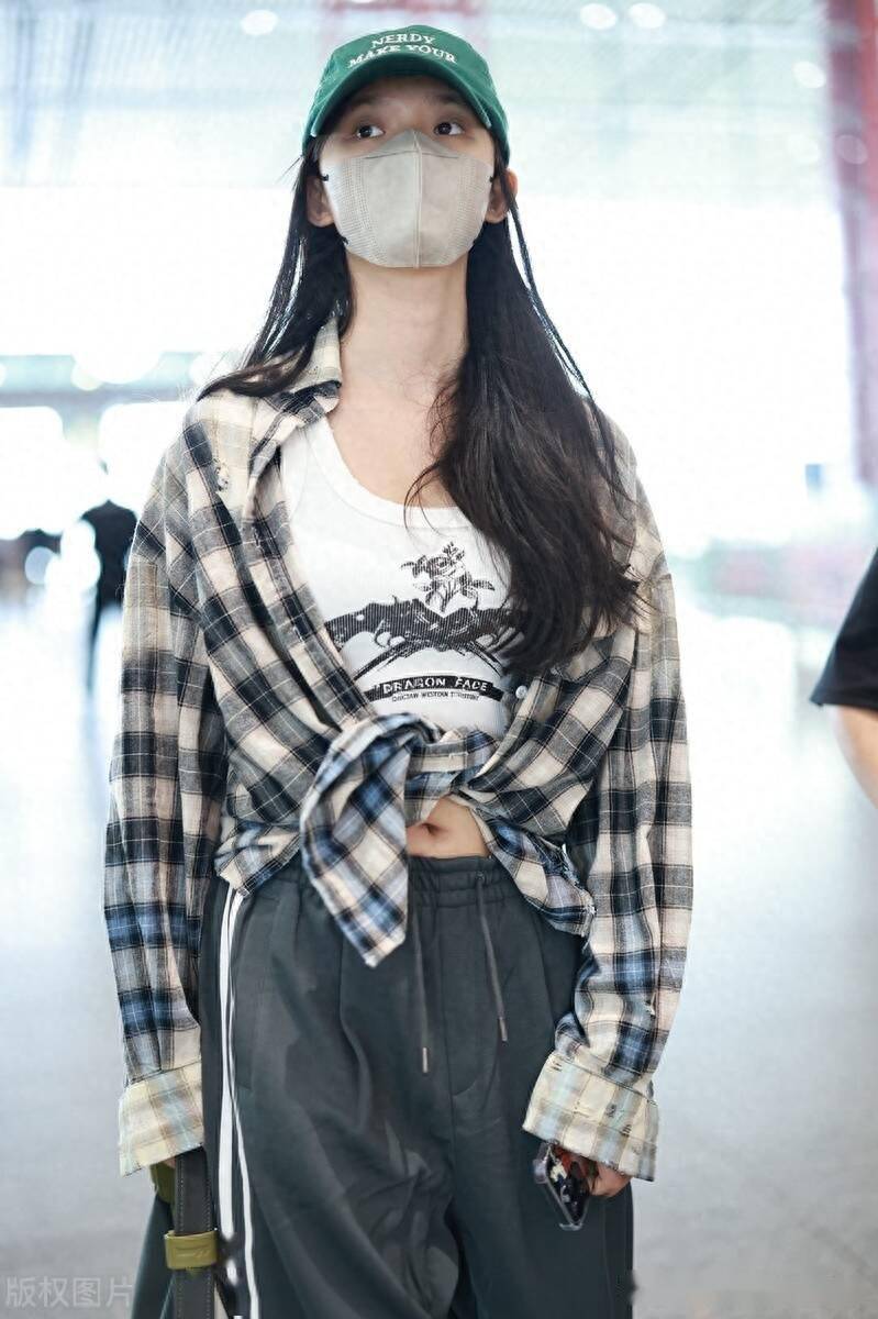 街拍:林允格纹衬衫 黑色运动裤 棒球帽休闲随性_北京_机场