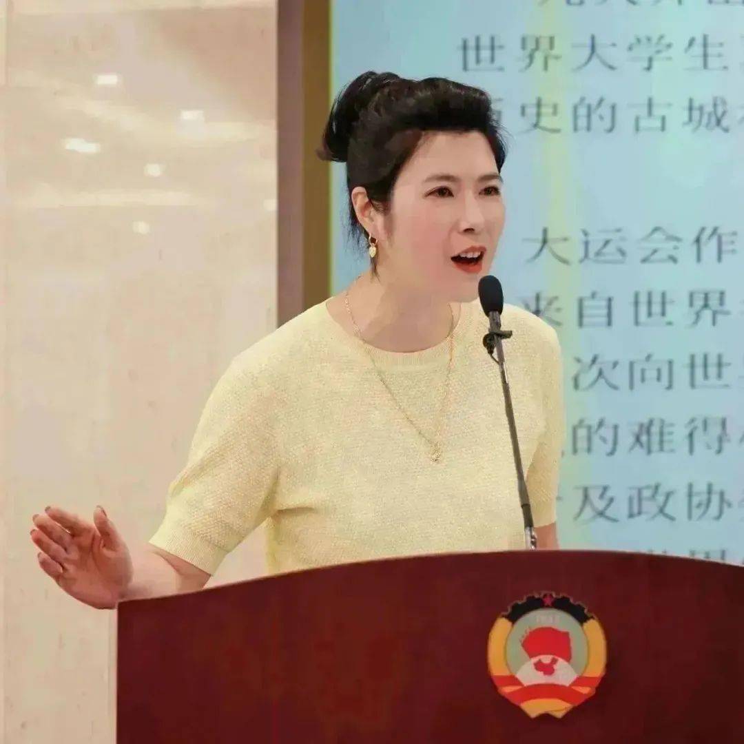 "市政协常委李娟在接到担任大运会火炬手的通知时,正前往昆明参加市