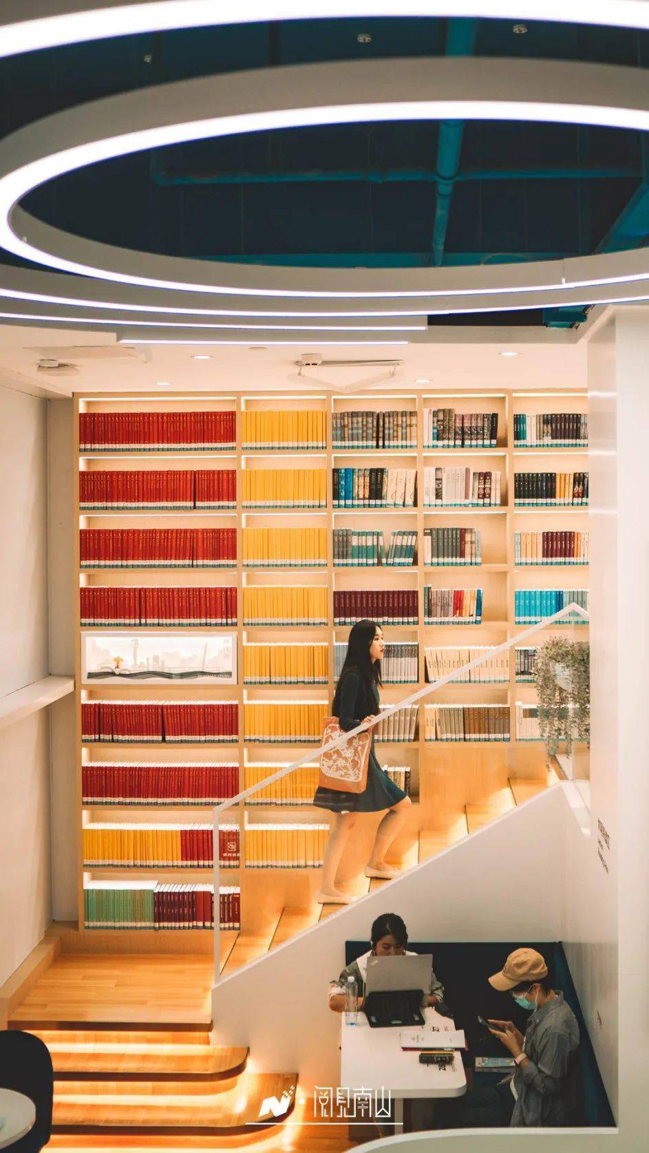 凌晨1:50,南山书房一位小姐姐给我开了门