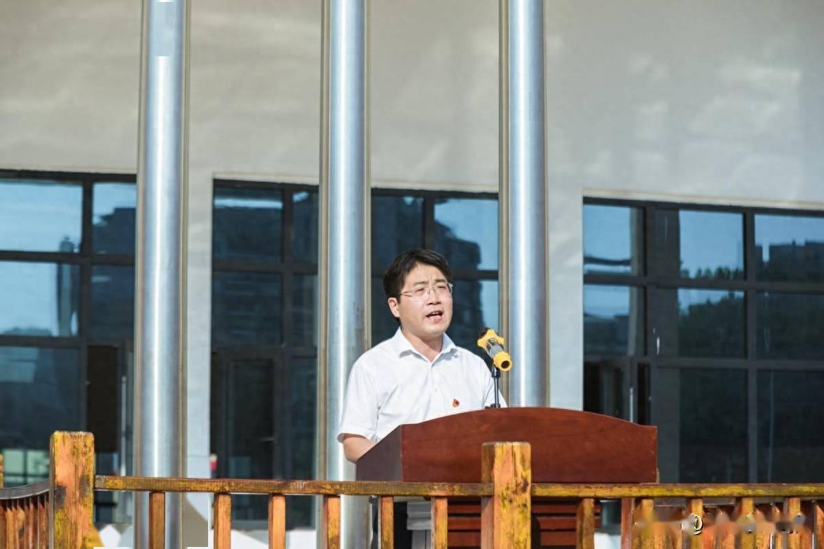会议最后,咸宁市青龙山高中党总支书记,校长杨晓华同志作《勇立潮头