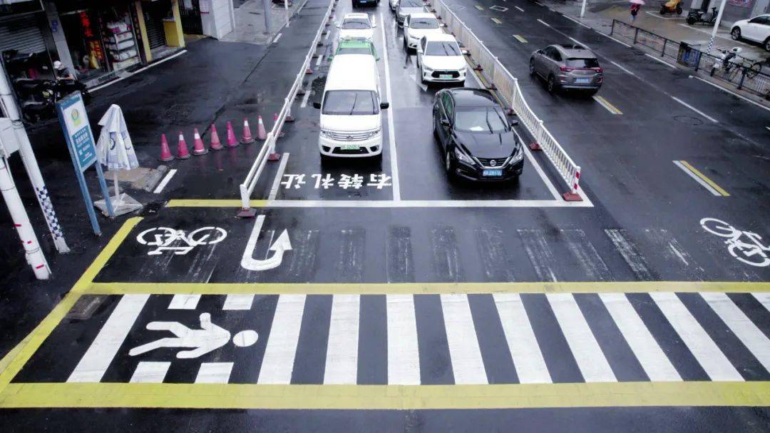 非机动车在经过飞行棋(骑)路口掉头时应按照交通标志标线指引通行