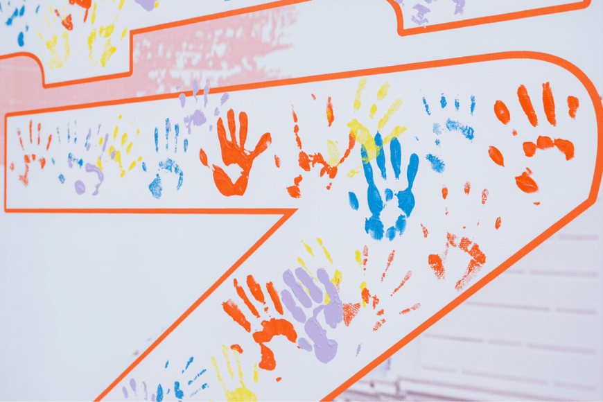 手印墙不仅让新生们感受到艺术学院大家庭的温暖和欢迎,也为迎新现场