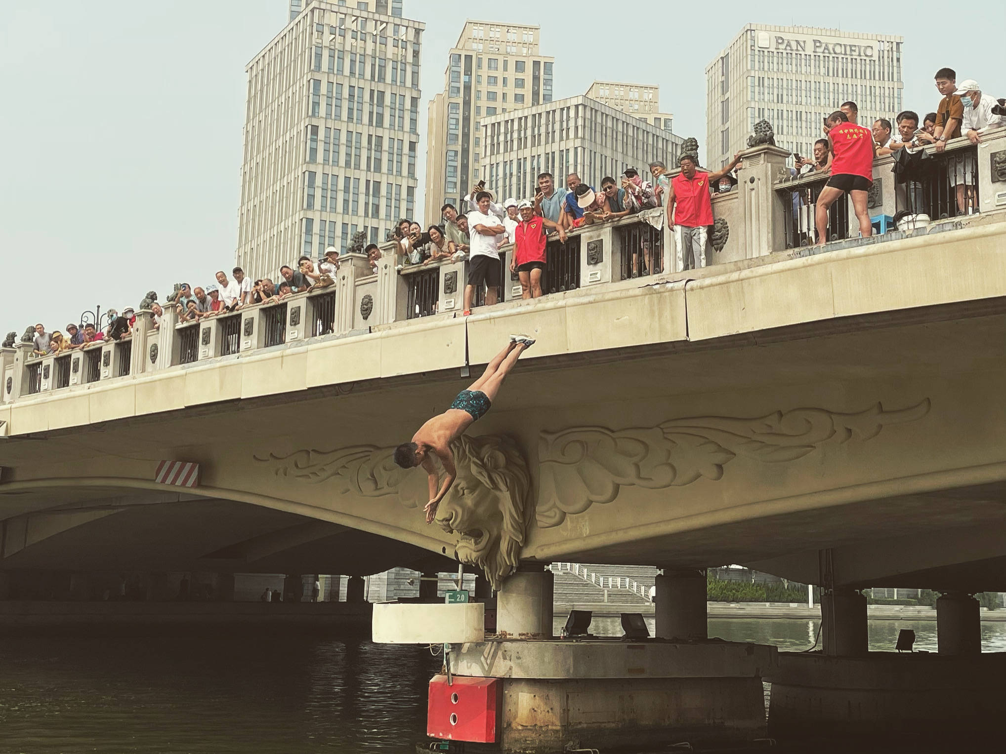 天津狮子林桥,疯狂的水花和荒诞的流量_跳水_江海和_人群
