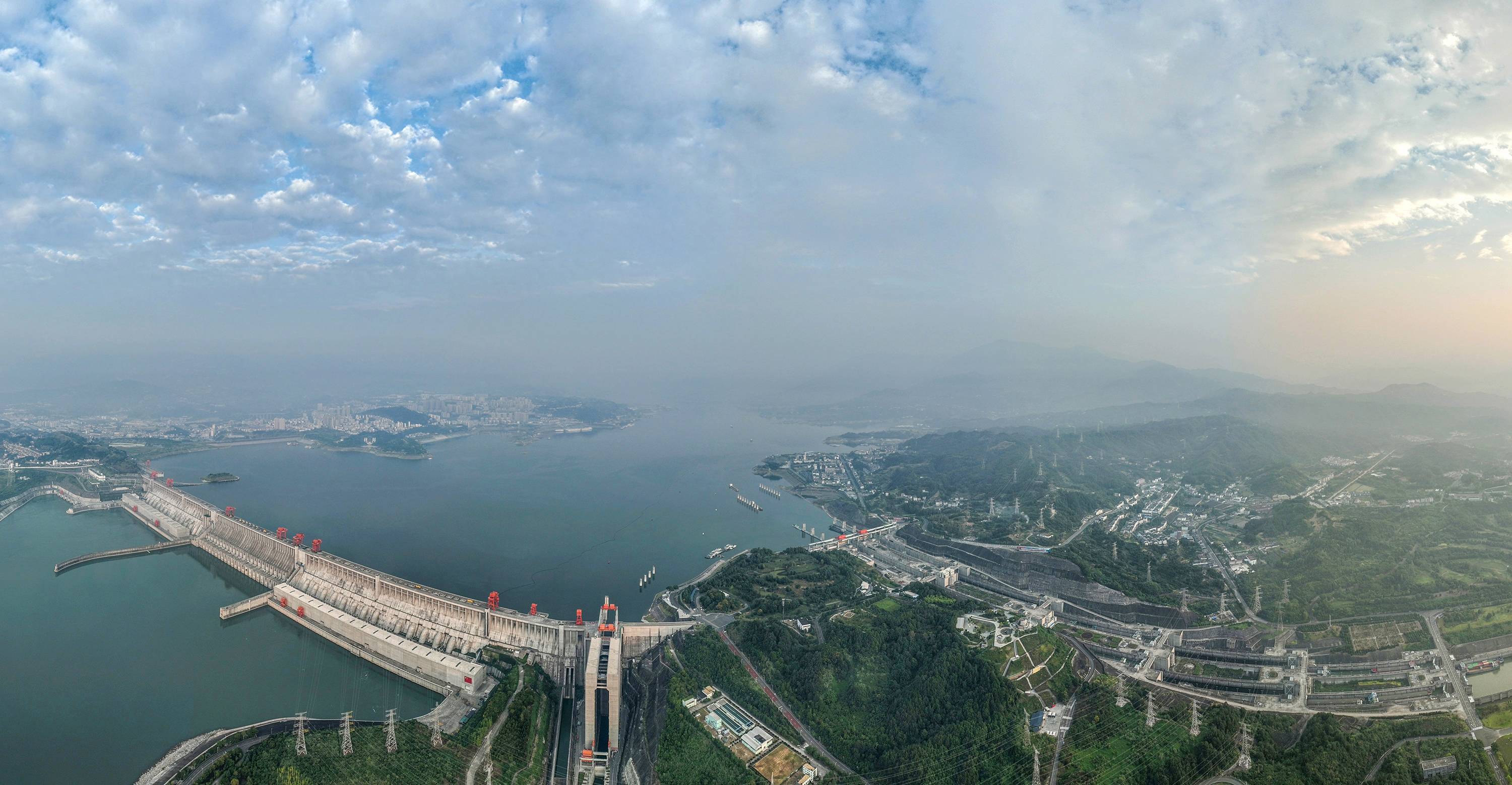 9月10日,船舶在湖北省宜昌市有序通過三峽雙線五級船閘(無人機全景