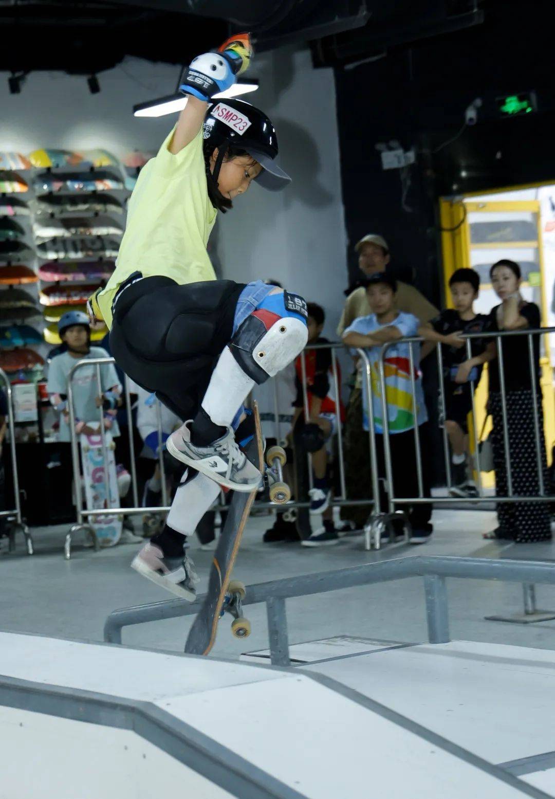 泰裤辣~滑板公开赛上"萌娃"板上秀"炫酷"_项目_比赛_动作