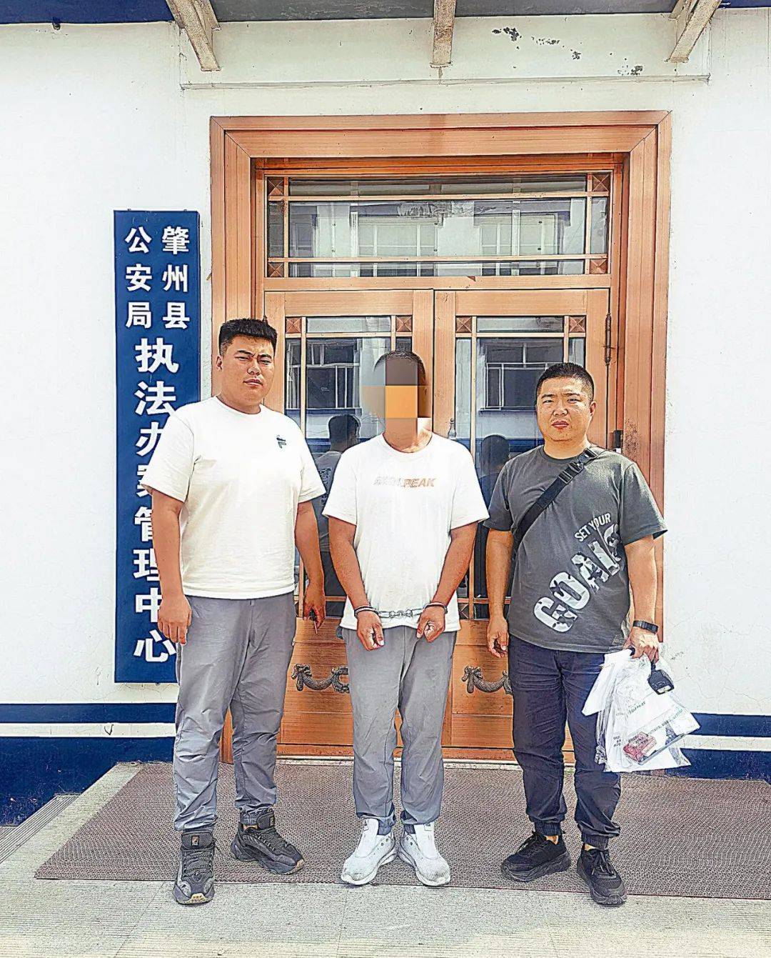 男子混进医院用树枝勾走1万元……_肇州县_工作_抽屉