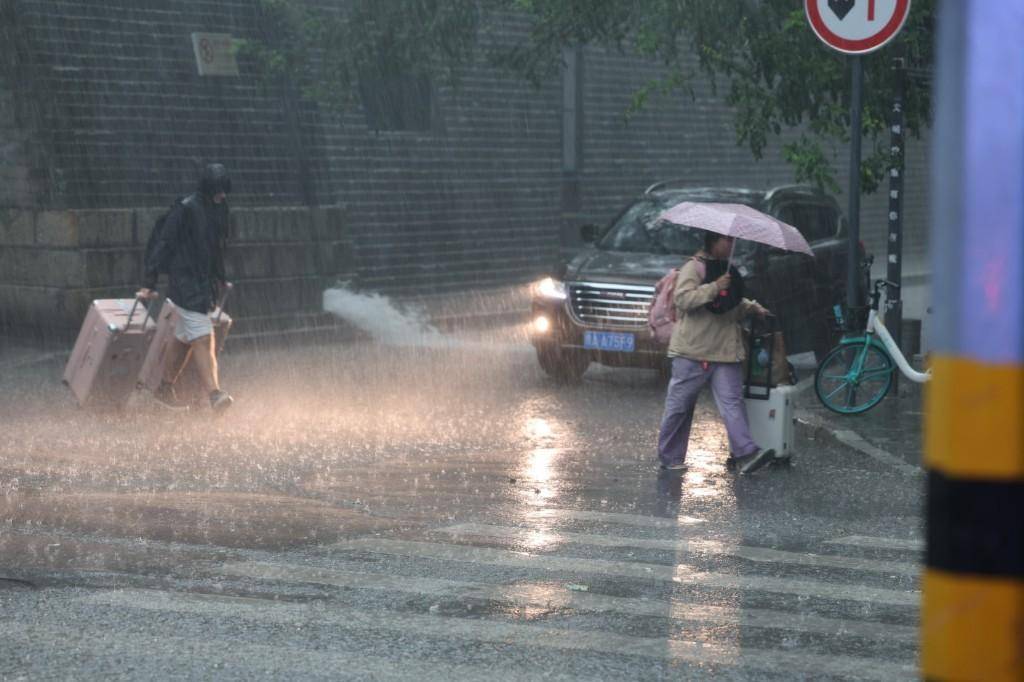 户县大雨图片