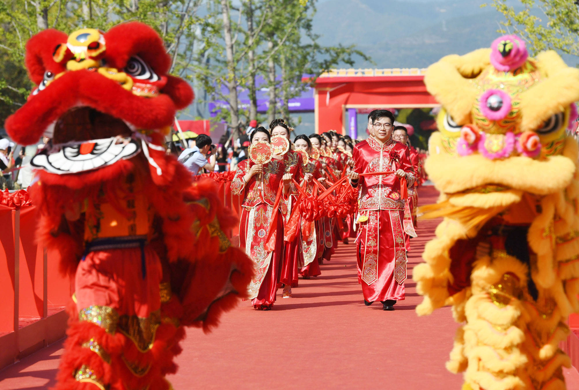 晋阳湖畔,百对新人共赴中式集体婚礼_婚书_承诺_爱的