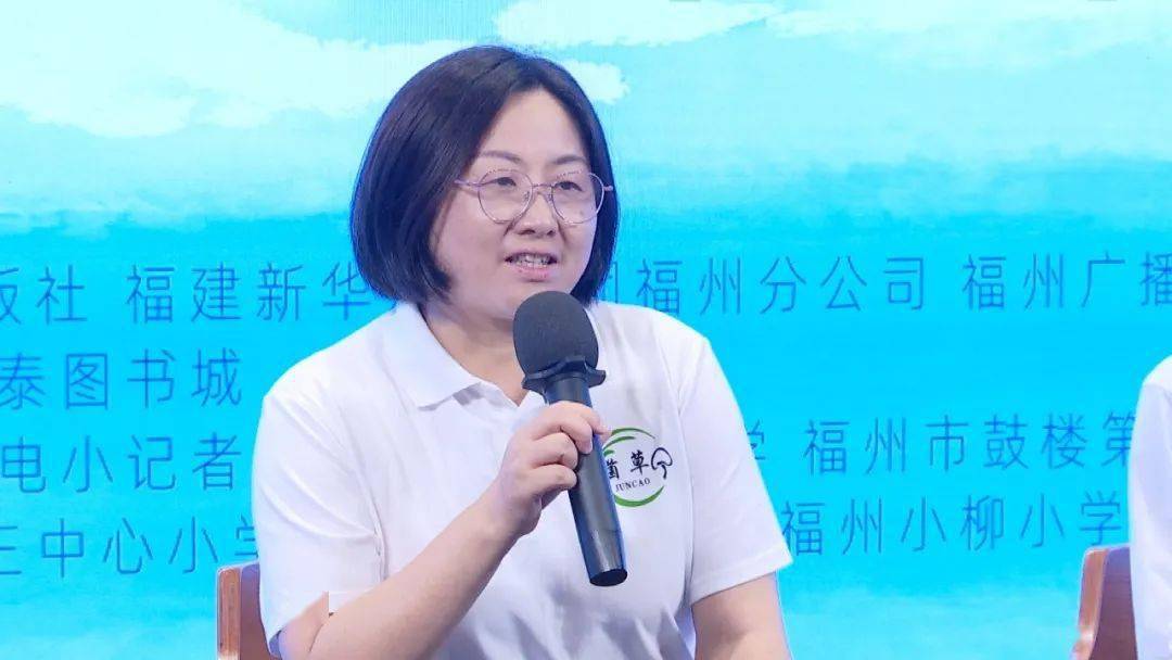 研究中心副主任博士林冬梅以及其他三位执行菌草技术援外任务的专家