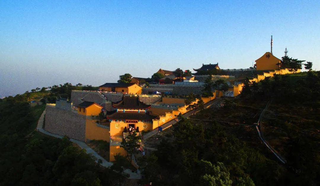 白龙寺,位于杭州市萧山区瓜沥镇东恩村航坞山巅.