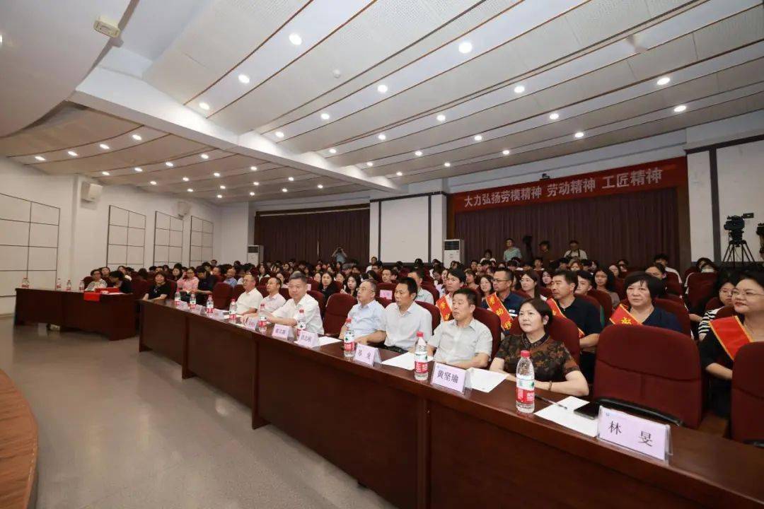 全国道德模范,全国最美乡村医生,福清市城头镇吉钓岛卫生所医生王锦萍