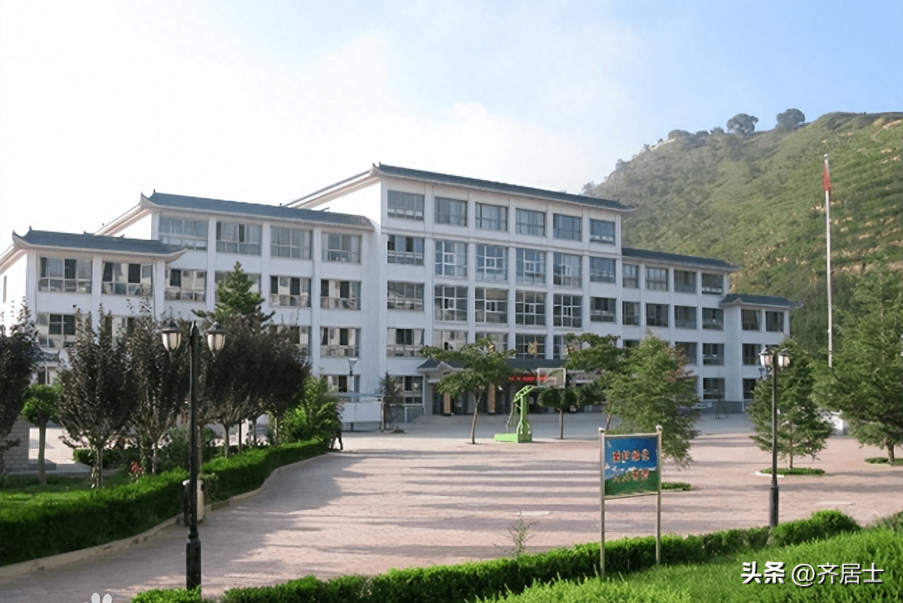 在静宁县成纪中学的校园,经常会看见成纪中学副校长杨大军忙碌的身影