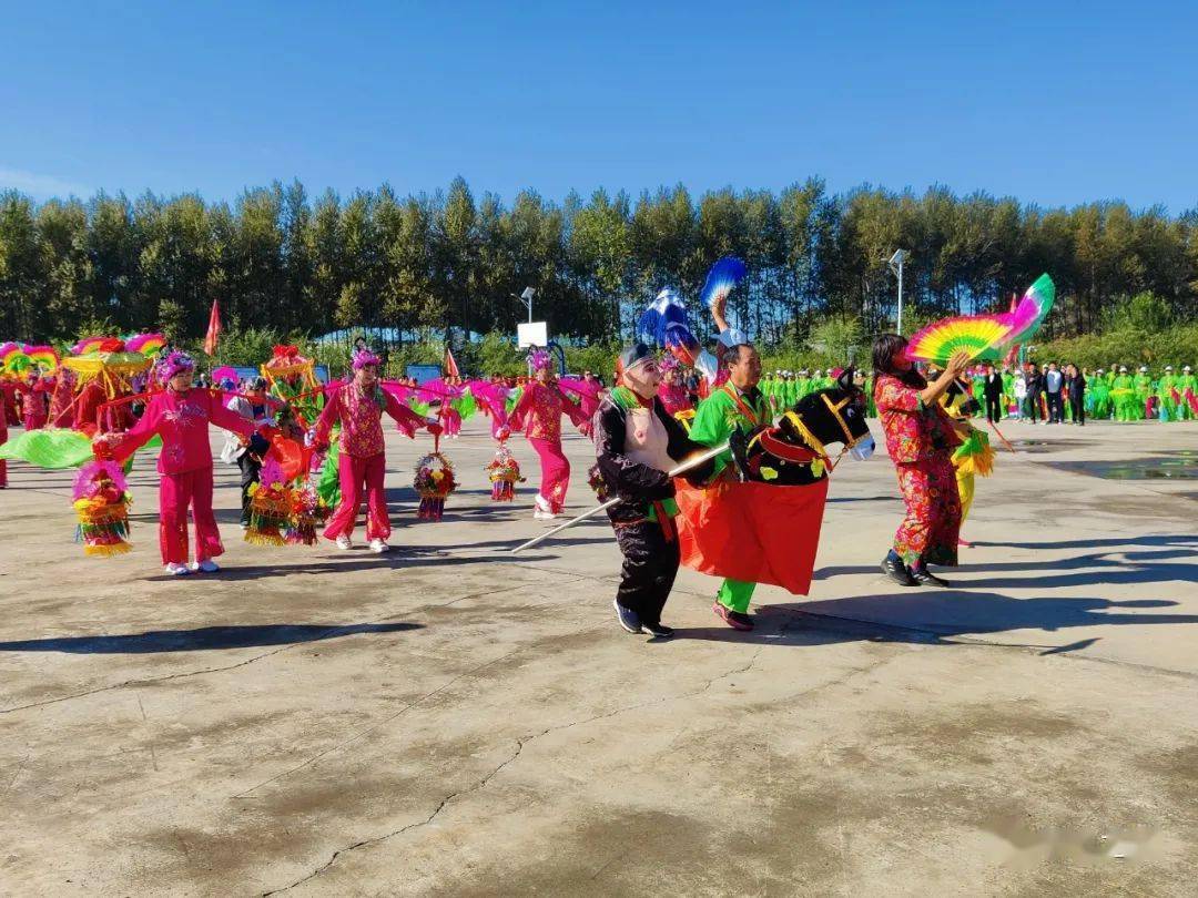 【县区动态】依安县中心镇举办"欢庆迎丰收 砥砺向前行"秧歌舞比赛