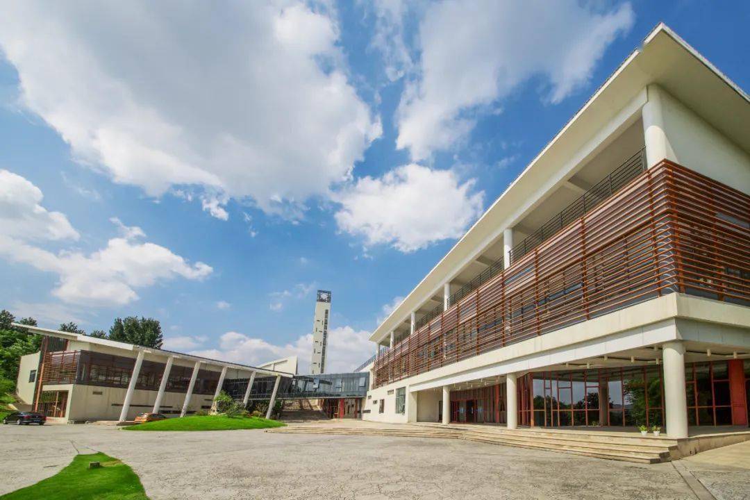 润园毗邻大学生活动中心和文心文济两栋教学楼,地理位置绝佳.