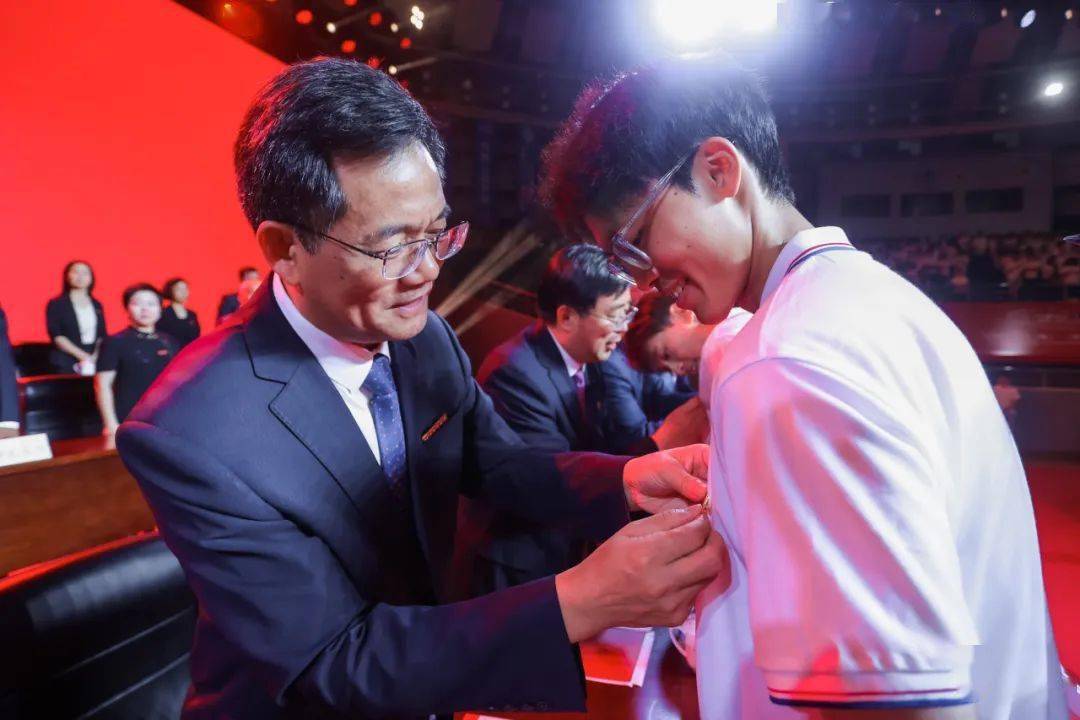 开学典礼|高翔校长:惟实惟新,追求卓越_新生_同学_理想