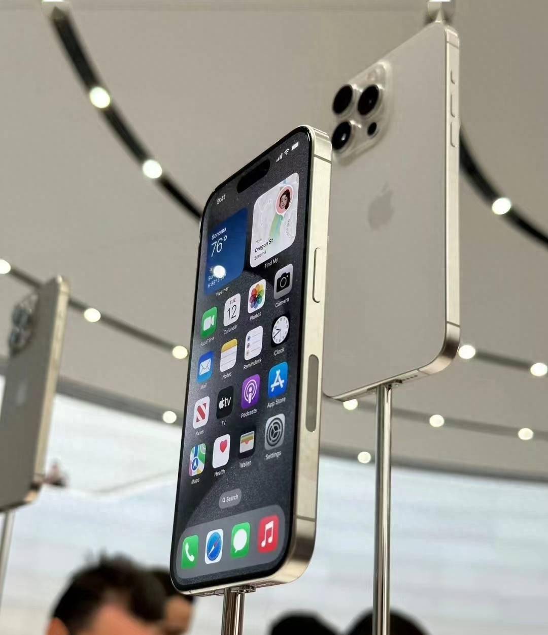 手持iphone12 有必要换iphone15 pro吗?_手机_的设计_采用的