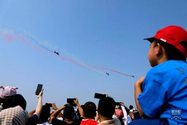 第六届中国天津国际直升机博览会迎来首个公众开放日