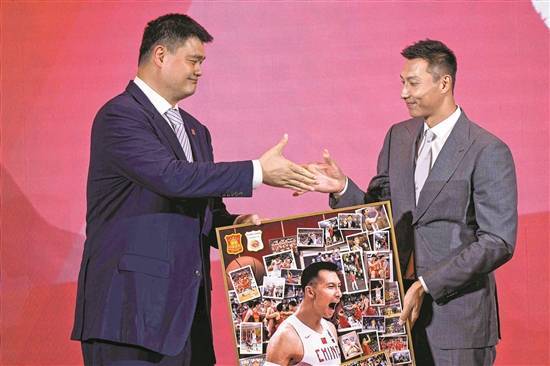 易建联,姚明这中国男篮历史四大中锋昨天在易建联退役仪式上合影