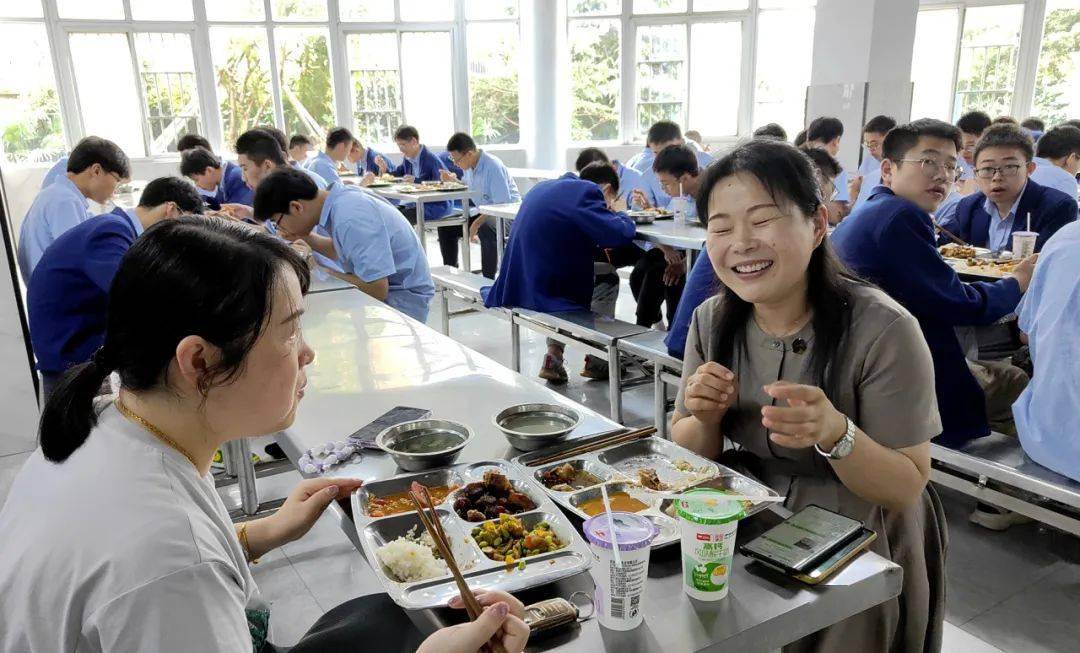 我在孩子学校食堂就餐