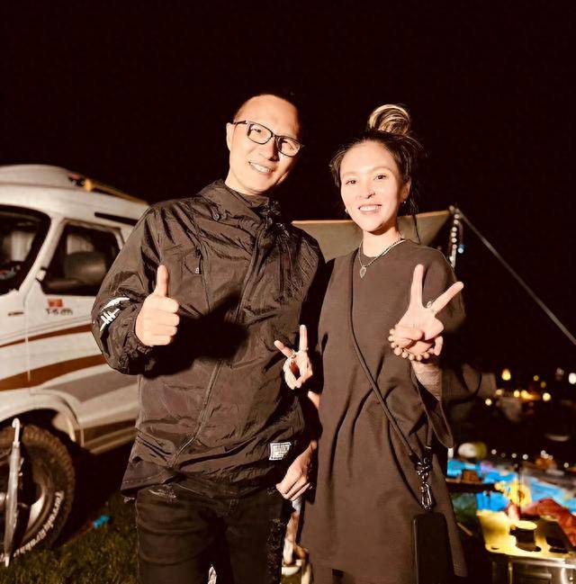 汪峰携女参加生日宴,手搭女儿胸前被批不当,身高成焦点_毕夏_音乐