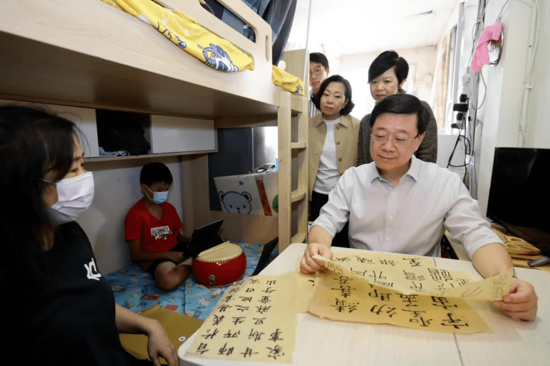 李家超访劏房户,强调将帮助更多弱势家庭丨香港一日_元朗区_公屋_市民