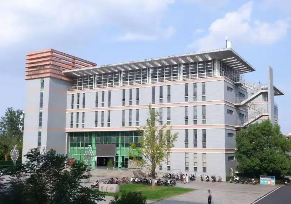 东区田径场上满是欢闹约着做游戏的跑道上散步聊天