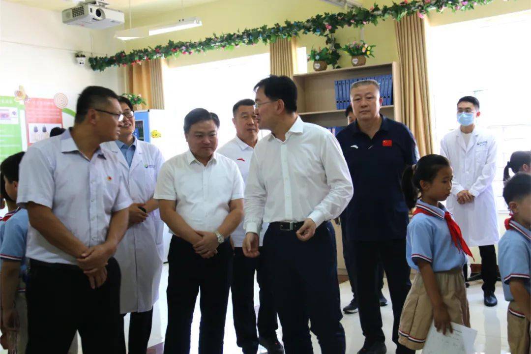 国家体育总局青少司副司长姜庆国一行到东港一小调研_脊柱_青少年