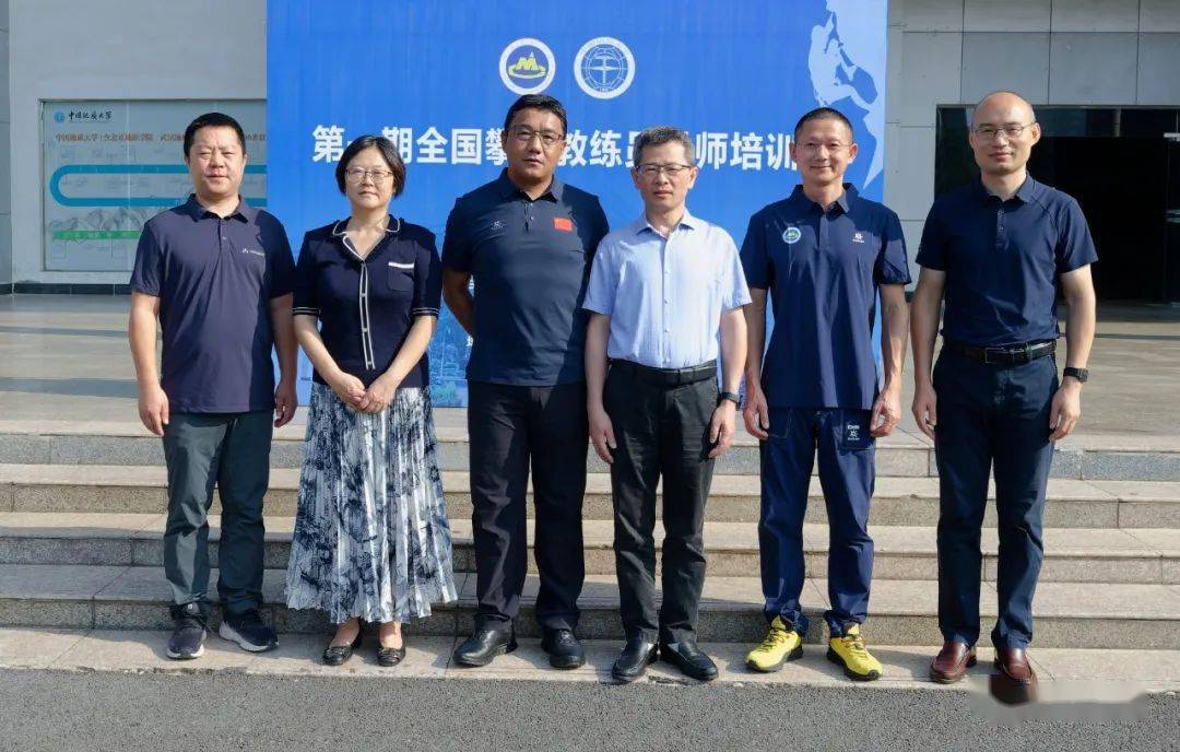 从左至右:张延平,庞岚,次落,李建威,丁祥华,李元中国地质大学(武汉)