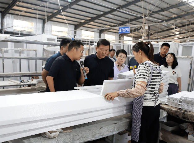 第四理论学习实践小组走进木材加工企业当好企业PG电子 PG平台发展“护航员”(图1)