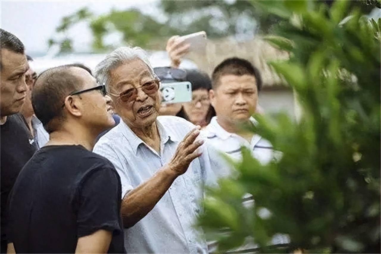 就在这时候,褚时健的老友们——来自大营街,来自玉溪卷烟厂的许多人
