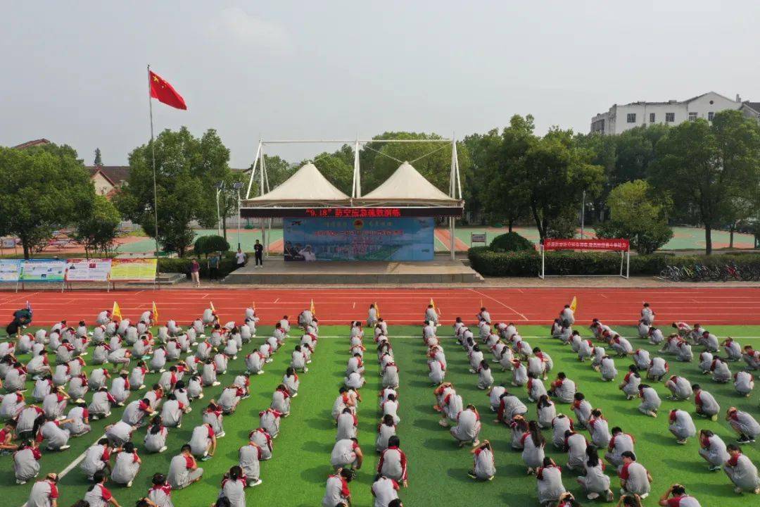 防空应急疏散演练我市在实验中学开展"九一八"响彻当阳划破长空一声声