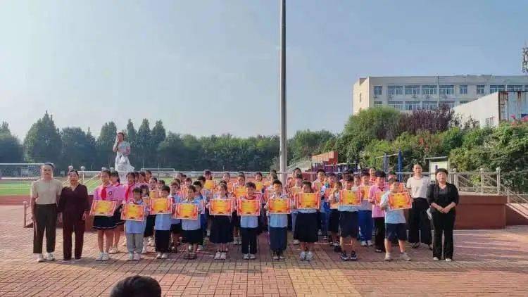 9月18日,浚县第三实验小学开展了"铭记九一八:勿忘国耻,吾辈自强"系列