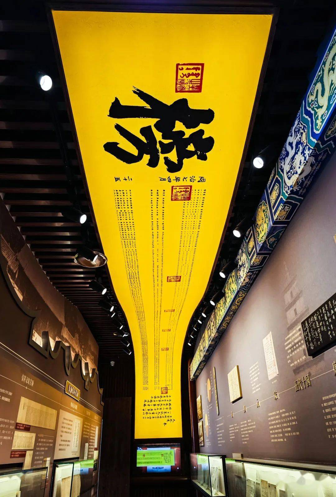 展室后厅小天井竖米黄色台籍进士碑厅堂两根大柱黑底繁体金字对