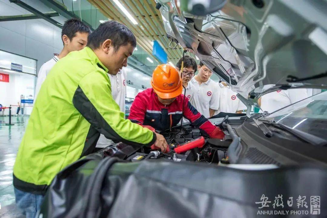 加快建设“七个强省”丨职校报名热，是有这两大制胜法宝！