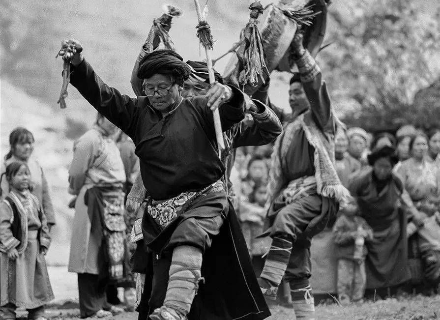 释比朱光亮,朱金龙在祭祀仪式上跳起了羊皮鼓舞.