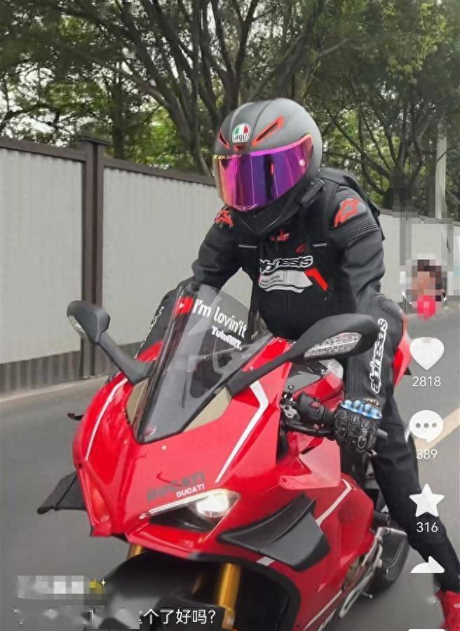 女车手殒命重庆隧道背后:摩托车网红们的流量,都用安全换来?