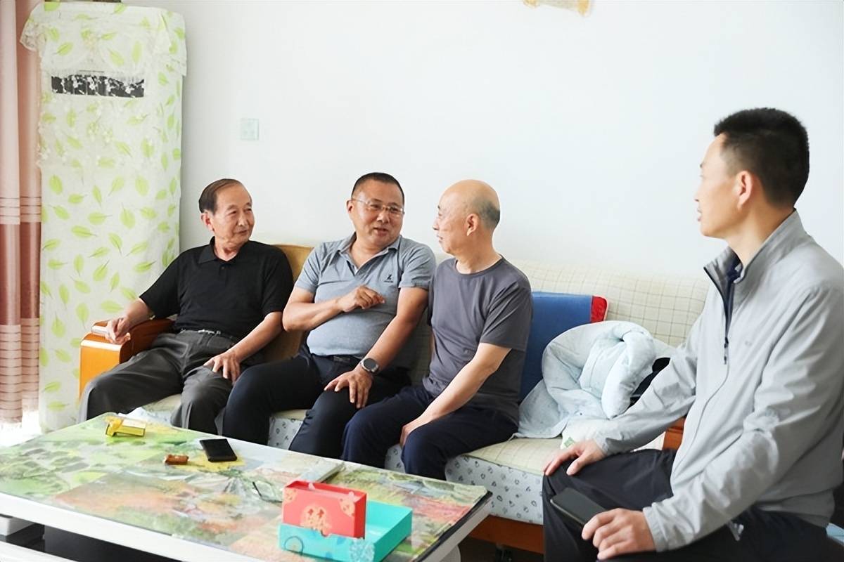 海安市李堡中学校长刘书银:扎根乡村三十载 甘献年华终不悔_教育_的