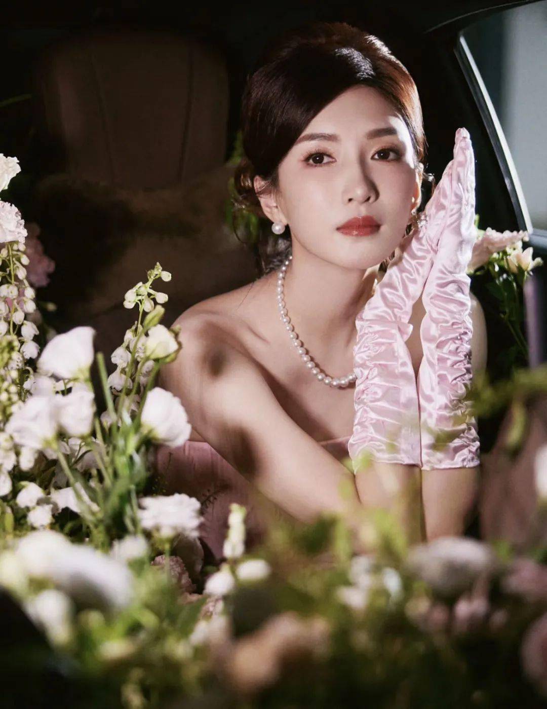 鲸鱼发现,杨mi和江shu影在9月生日时都不约而同的选择了珍珠首饰,无论