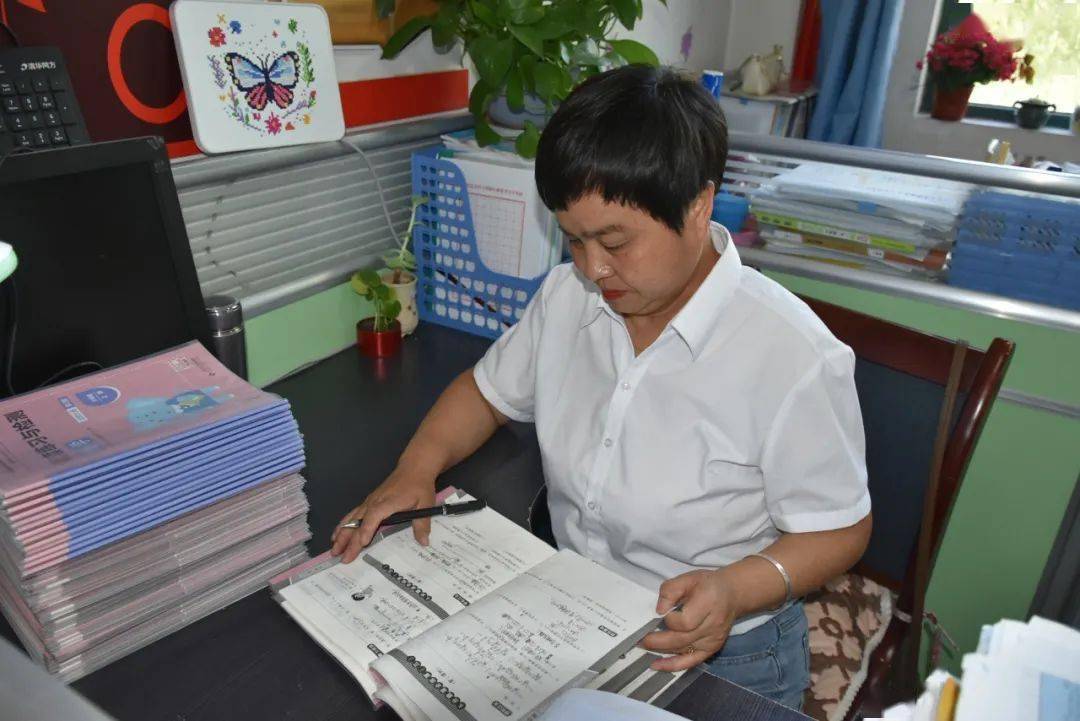 临洮县金泽小学教师陈霞先进事迹