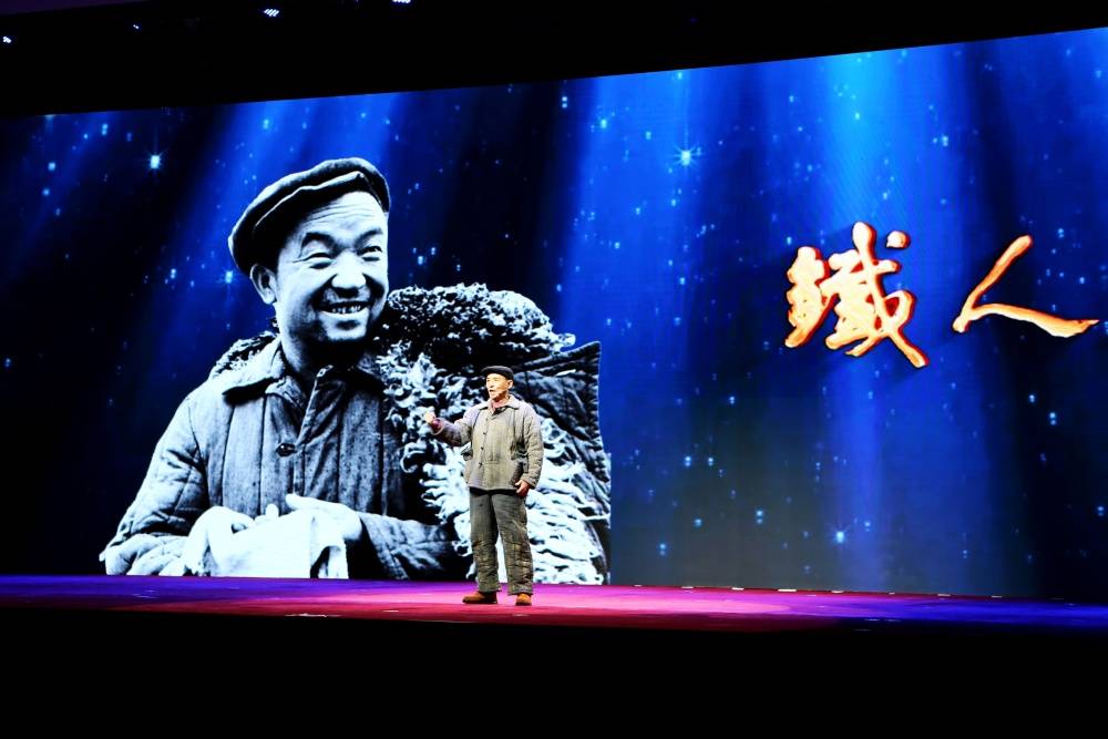 大庆油田举行纪念铁人王进喜诞辰100周年活动_新华社_石枫_仪式