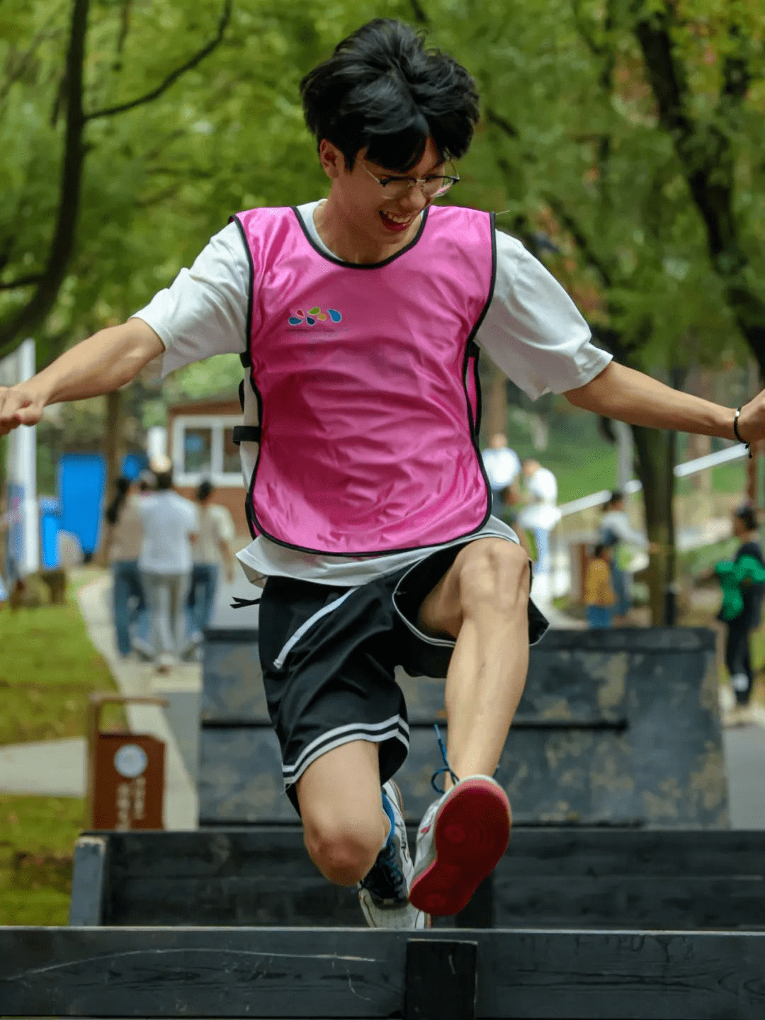 盘丝,龙行虎步完成唤醒白龙的任务队员们在竹筏赛道上击水而战第一棒