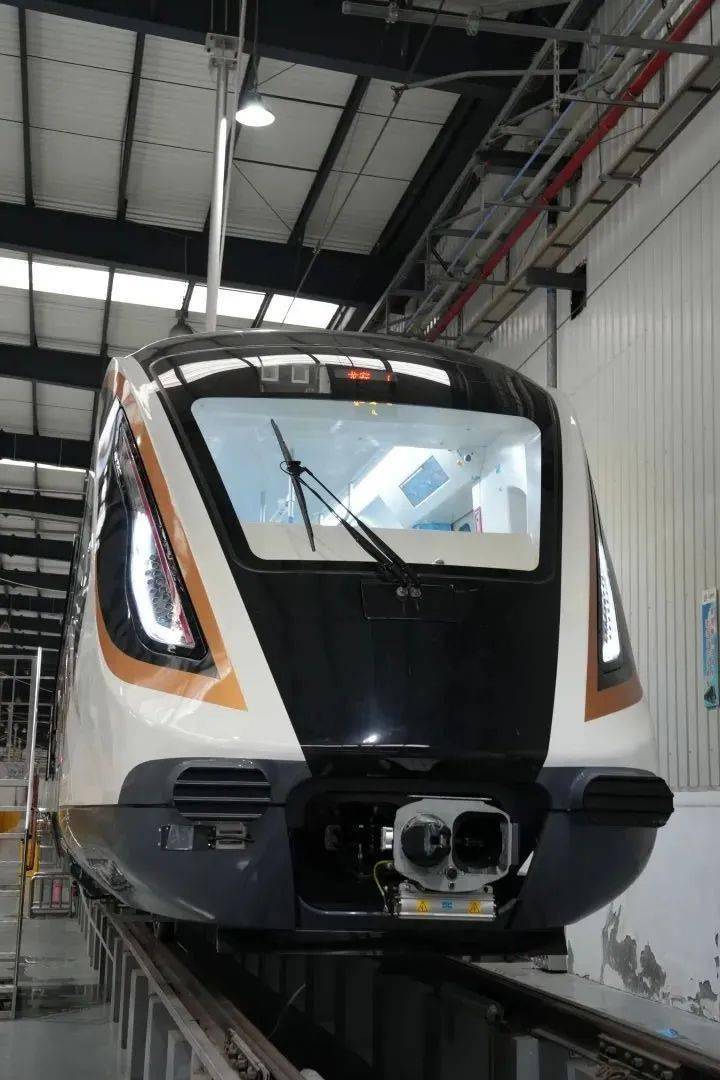 成都地铁13号线列车首次亮相_设计_乘客_降低