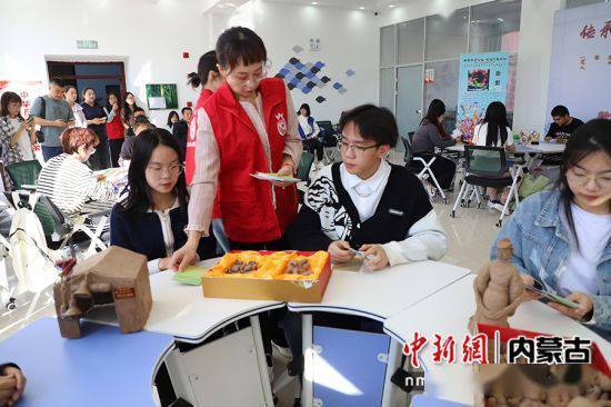 9月20日上午,呼和浩特市民族学院邀请剪纸,泥塑,面塑,蛋雕,布贴画等非
