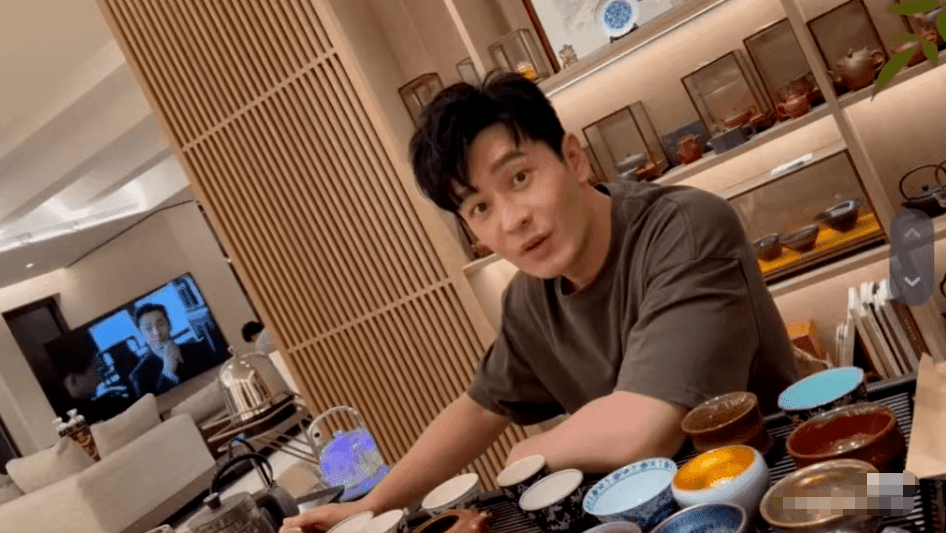 黄晓明上海豪宅曝光,满墙紫砂壶价值连城,自律男演员去油成功_工作