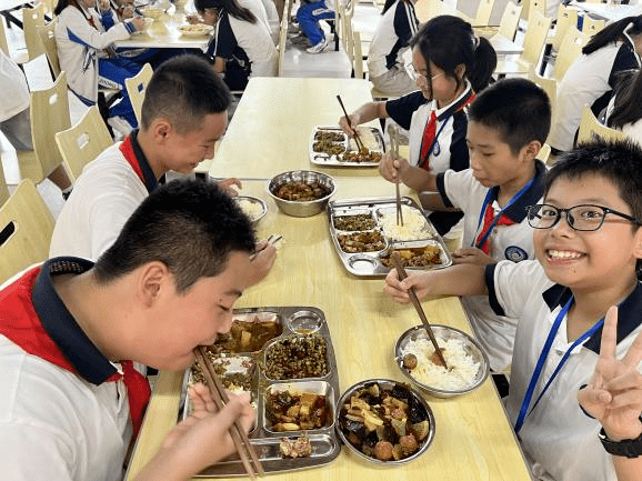 北京市第八十中学食堂图片