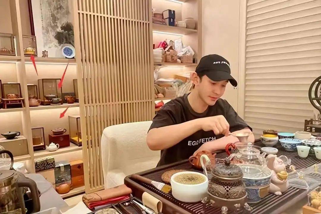 黄晓明上海豪宅曝光,满墙紫砂壶价值连城,自律男演员去油成功_工作